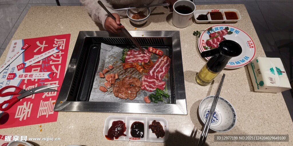 桌上丰盛的烧烤美食