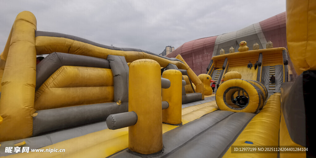 黄色游乐充气设施特写