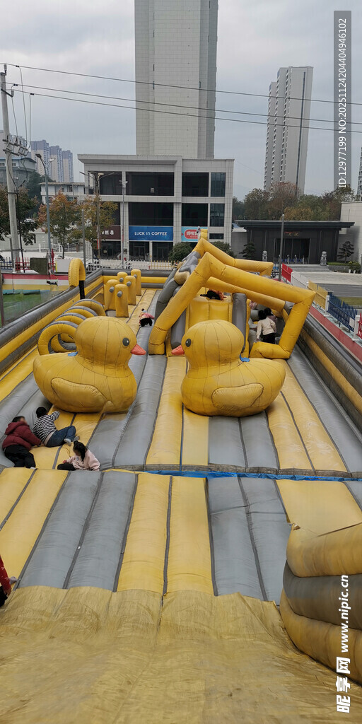 户外充气游乐设施场景