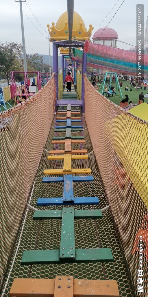 景区多彩步步惊心吊桥