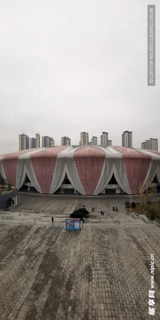 独特建筑与开阔荒地景观