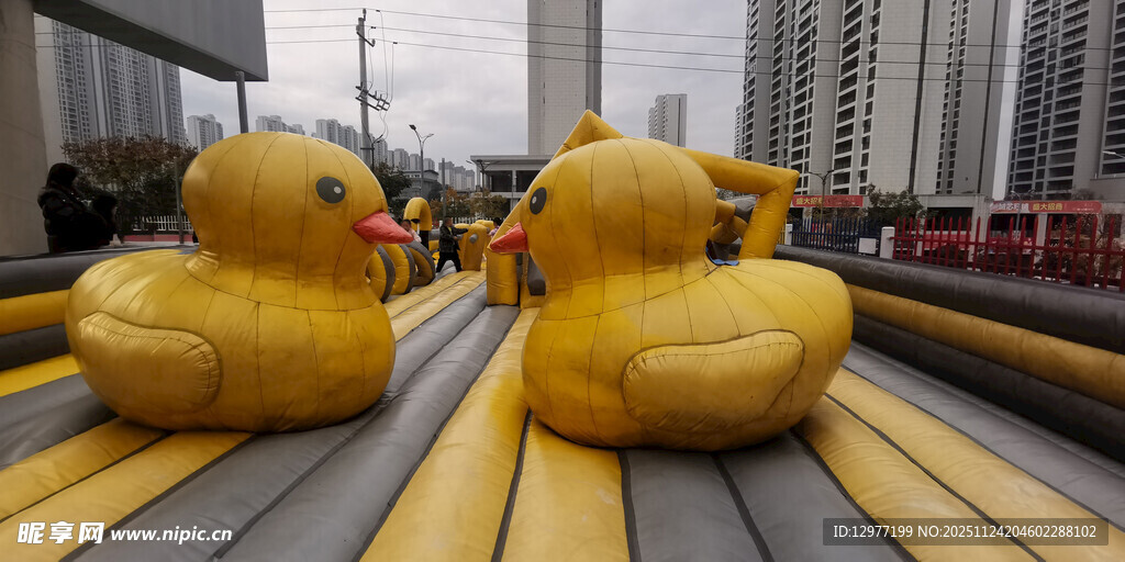户外充气大黄鸭游乐设施