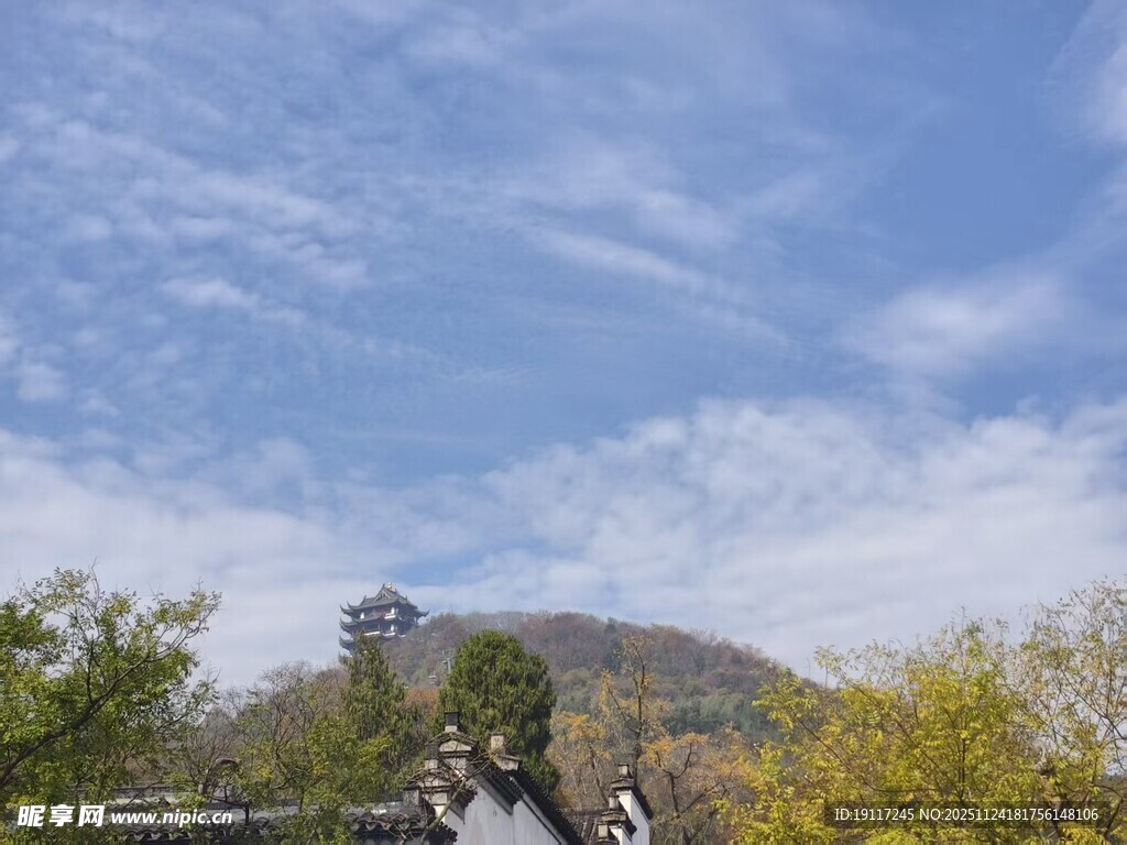 采石矶山间景色 蓝天白云覆青山
