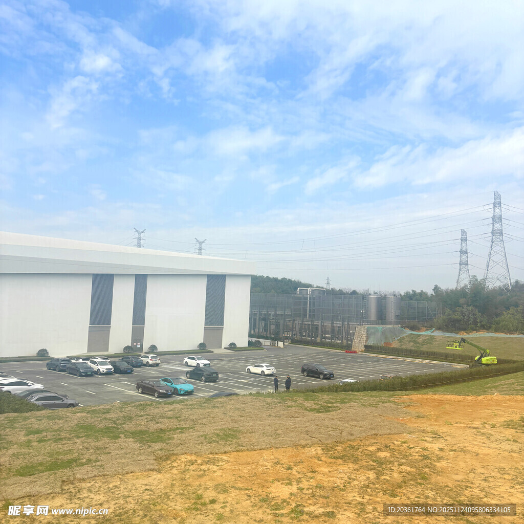 工厂外的停车场与蓝天