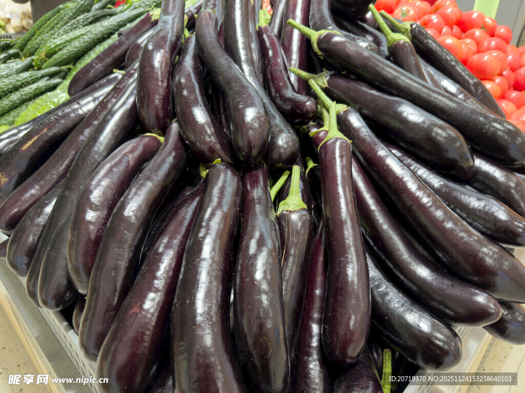 新鲜紫茄子堆叠展示