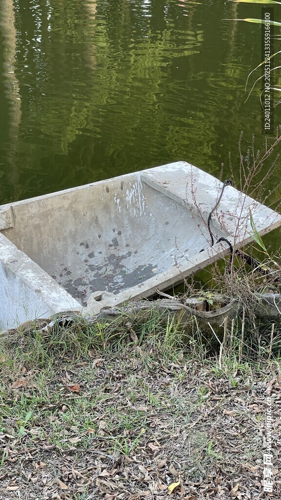 岸边废弃的小船