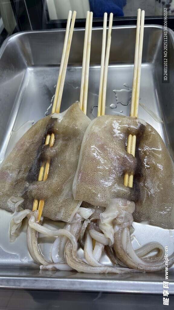 竹签串起的超大鲜鱿鱼