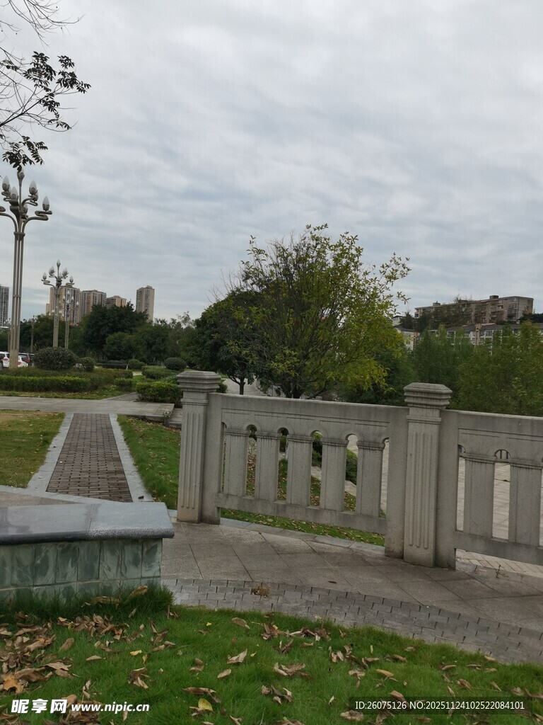 公园中的石制围栏景观