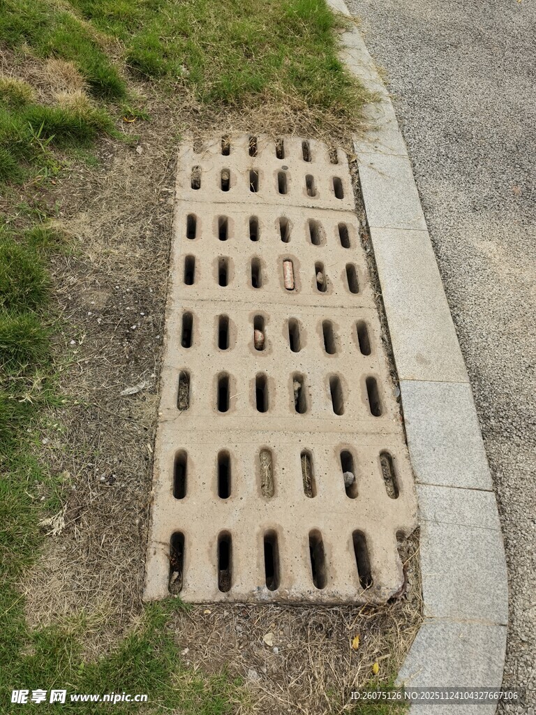 路边水泥制雨水篦子