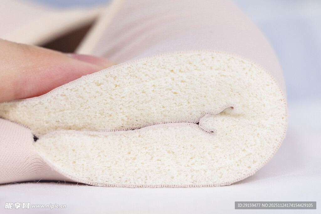 手触柔软毛绒织物细节