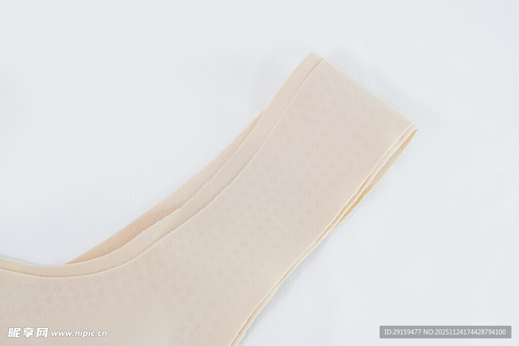 米色内衣肩带特写