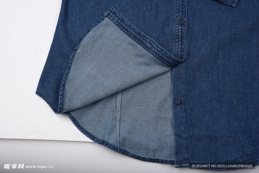 牛仔衣物下摆细节特写