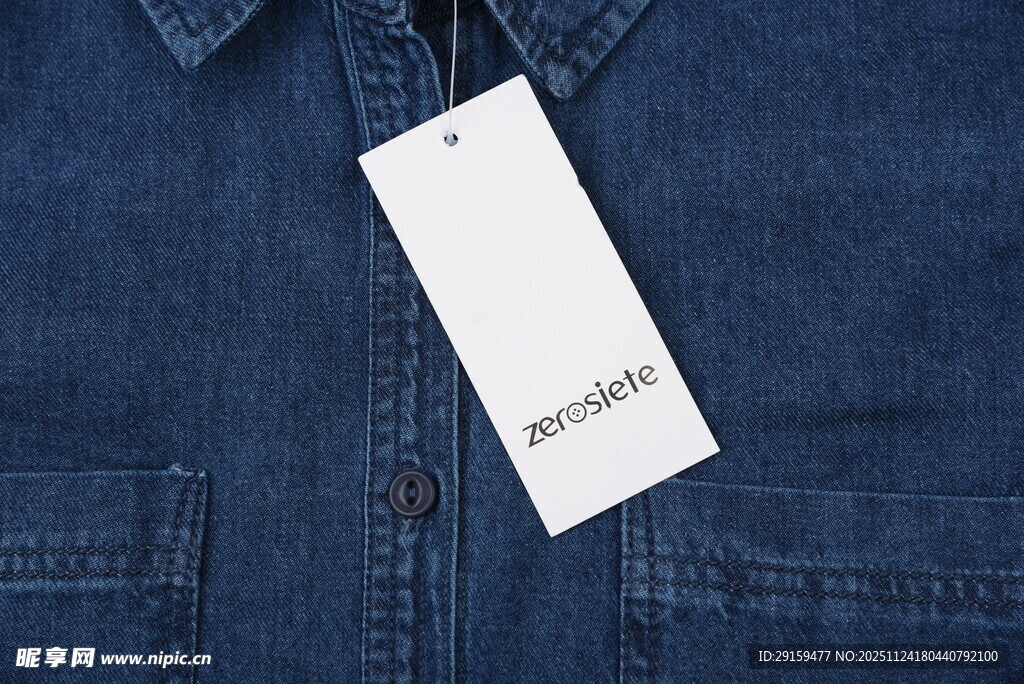 蓝色牛仔衣配白色吊牌
