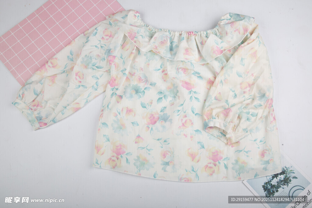 碎花露肩上衣清新款式