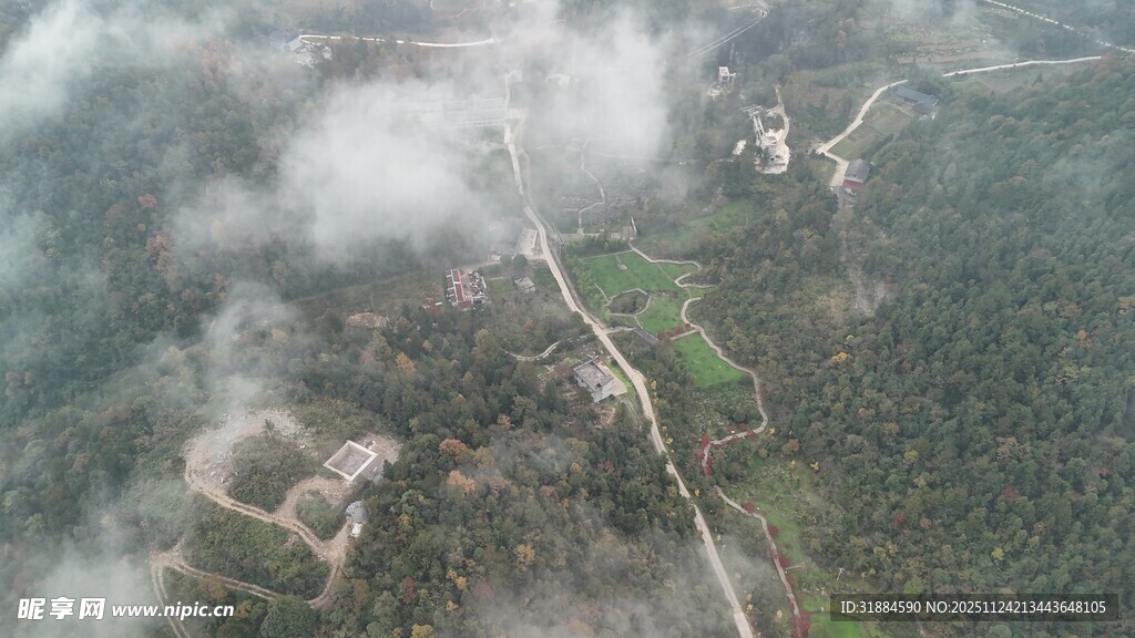 云雾缭绕中的乡村景致