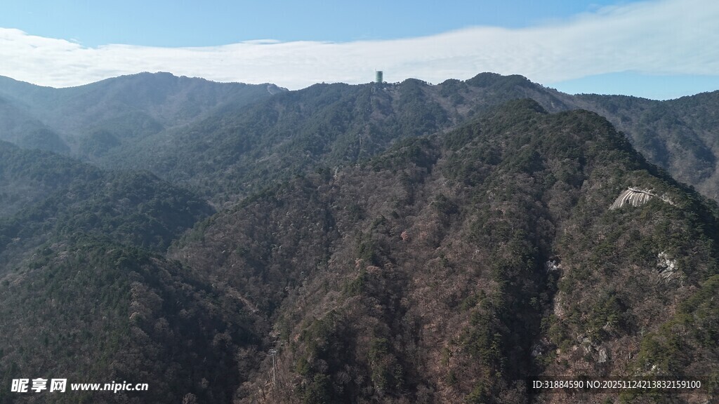 壮丽山峦俯瞰美景