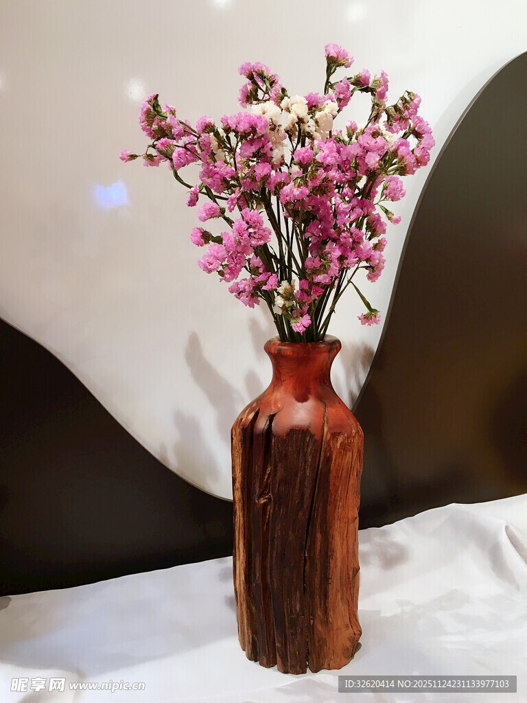 棕色花瓶插着粉色花卉