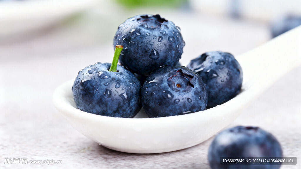白勺中的新鲜蓝莓