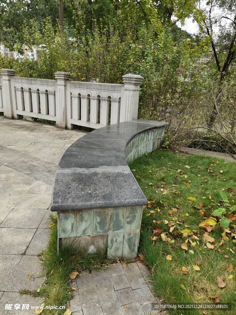 户外古朴石质长凳景观