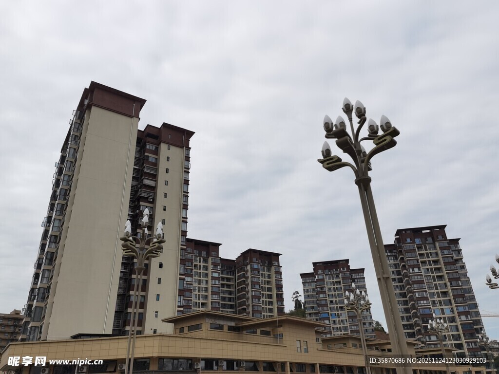 城市高楼与独特造型路灯