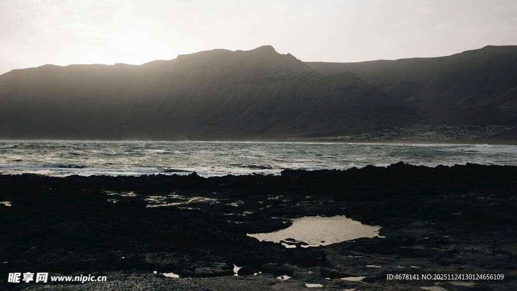 海边日落时分的礁石景象