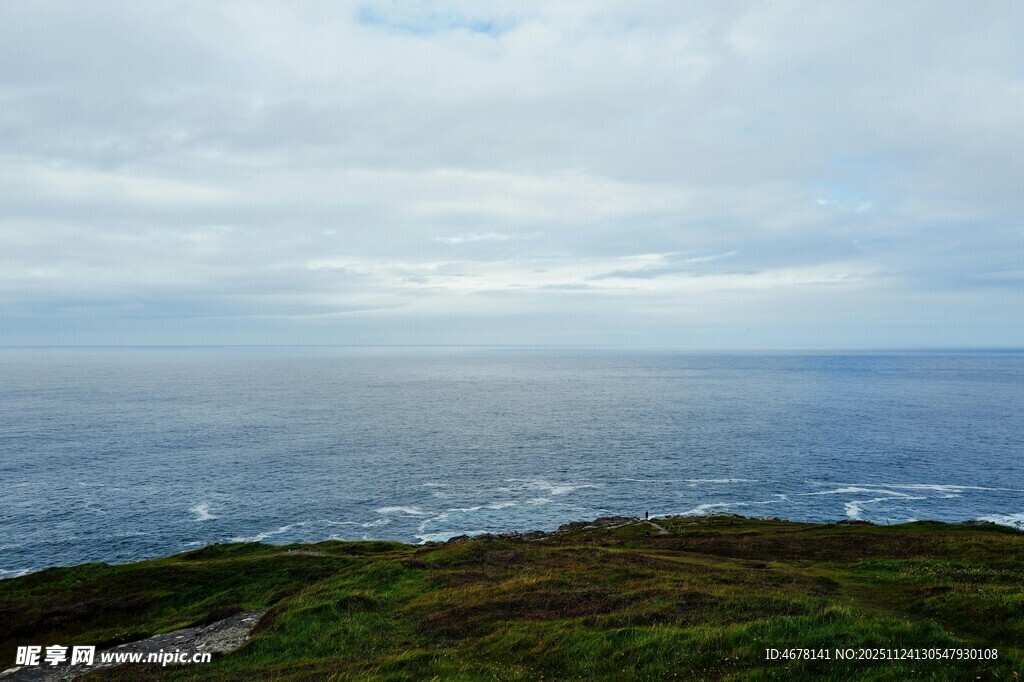 俯瞰大海与草地的美景