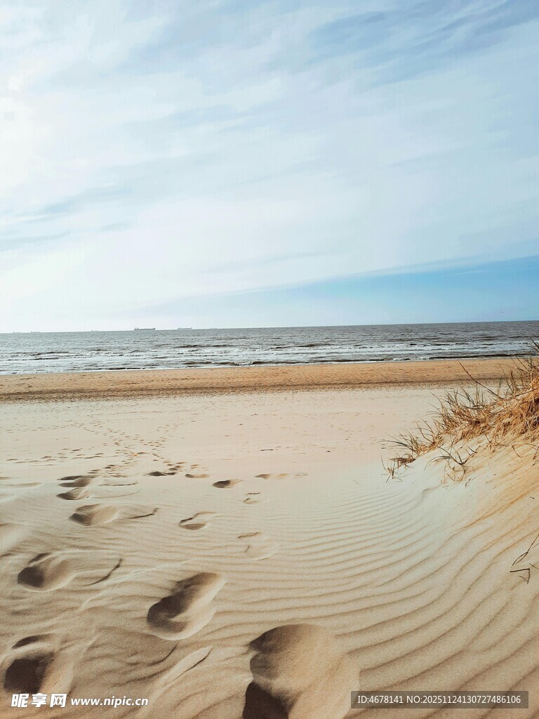 沙滩上的足迹与辽阔海景