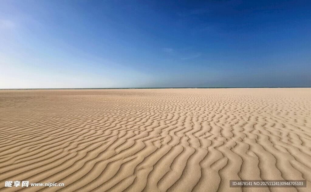 广袤沙漠蓝天映衬沙海