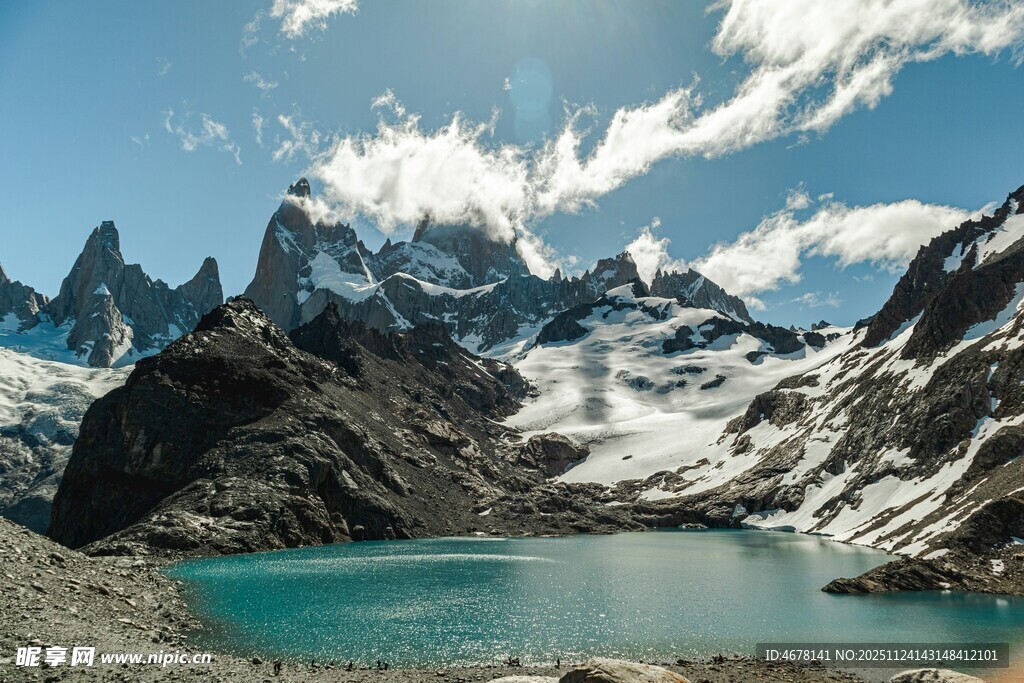 雪山下的静谧蓝湖