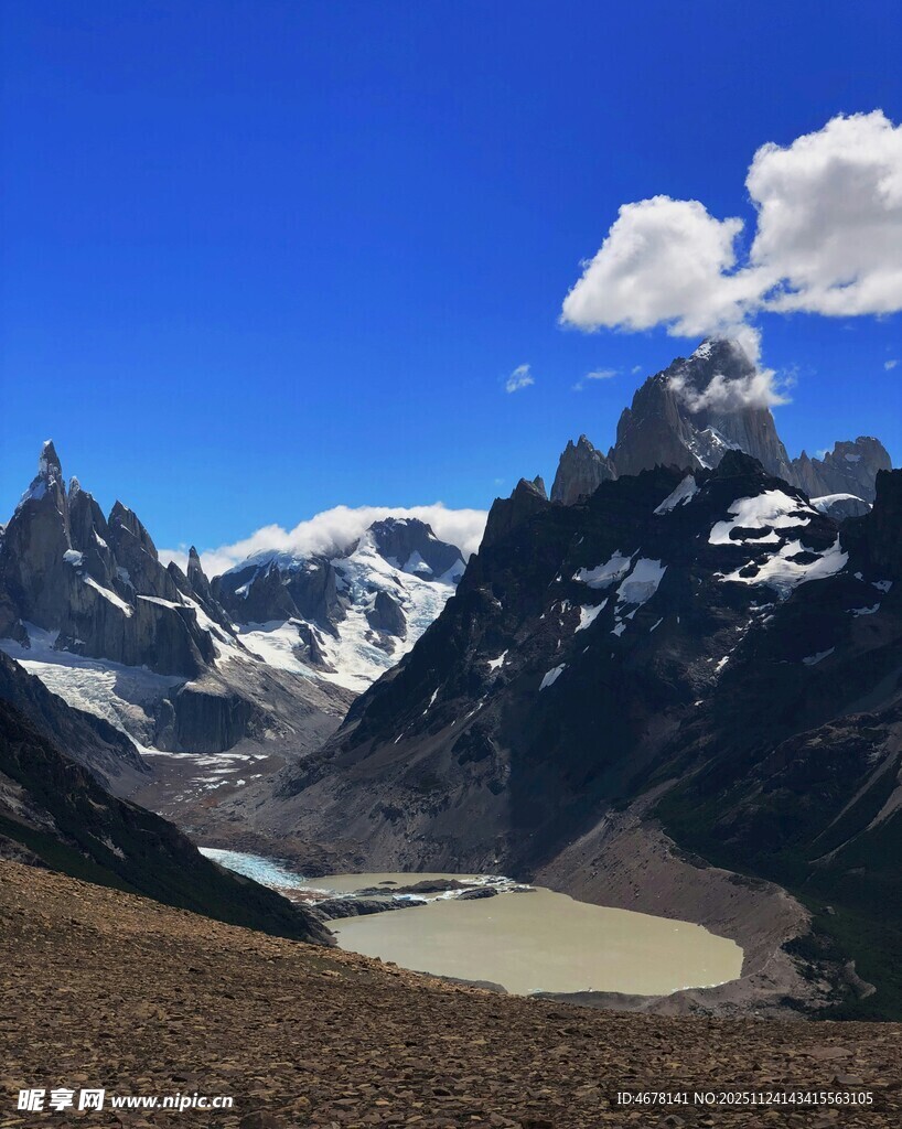壮丽雪山下的静谧湖泊