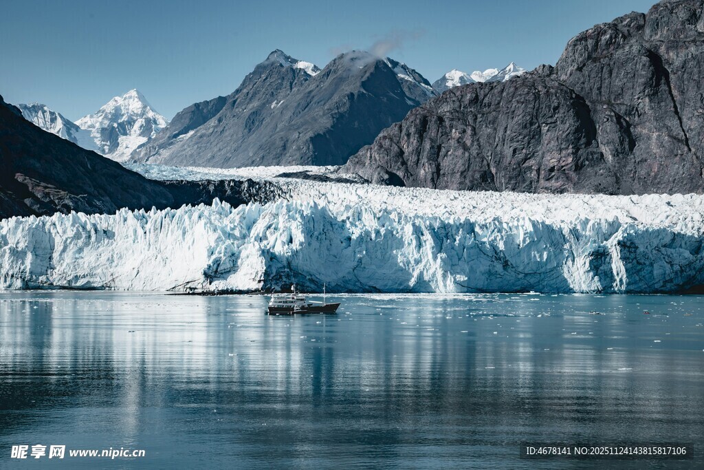 冰川前的静谧湖面小船
