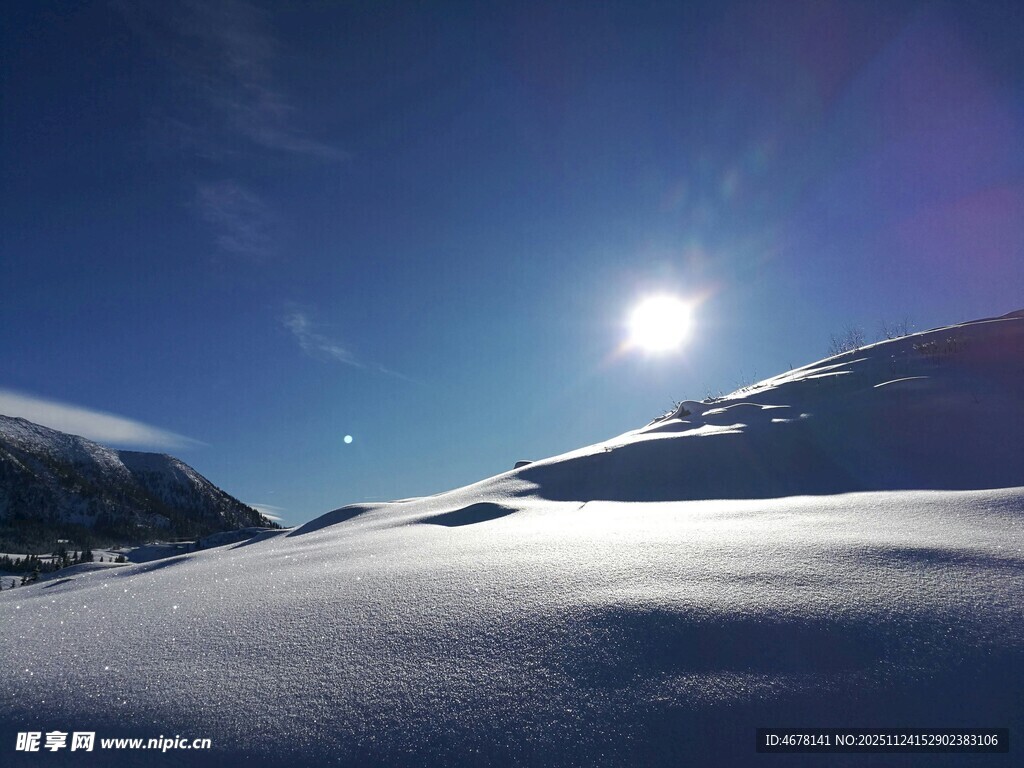 冬日雪山下的耀眼阳光