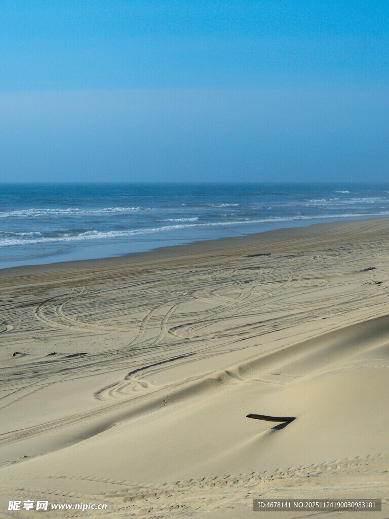 宁静沙滩海天一色美景