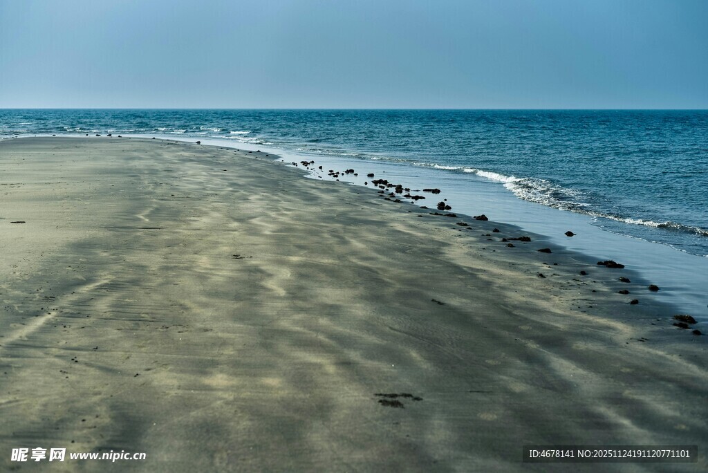 宁静海滩海浪轻吻沙滩