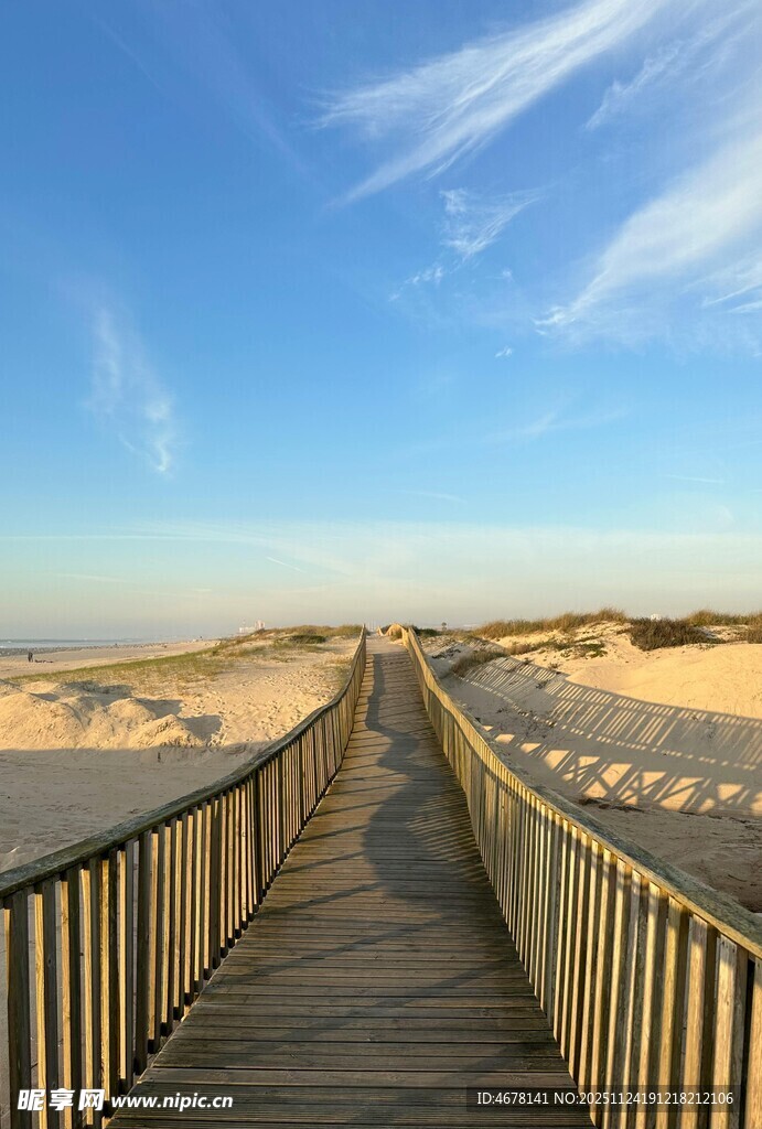 海边木栈道延伸至远方