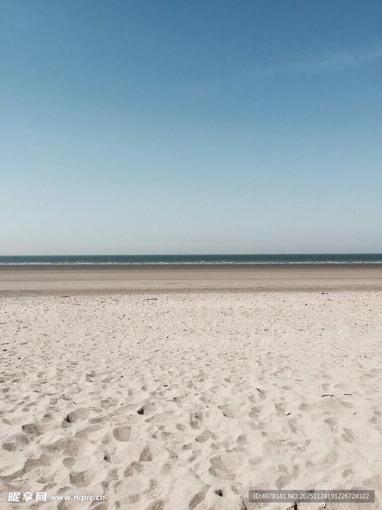 空旷沙滩蓝天无垠