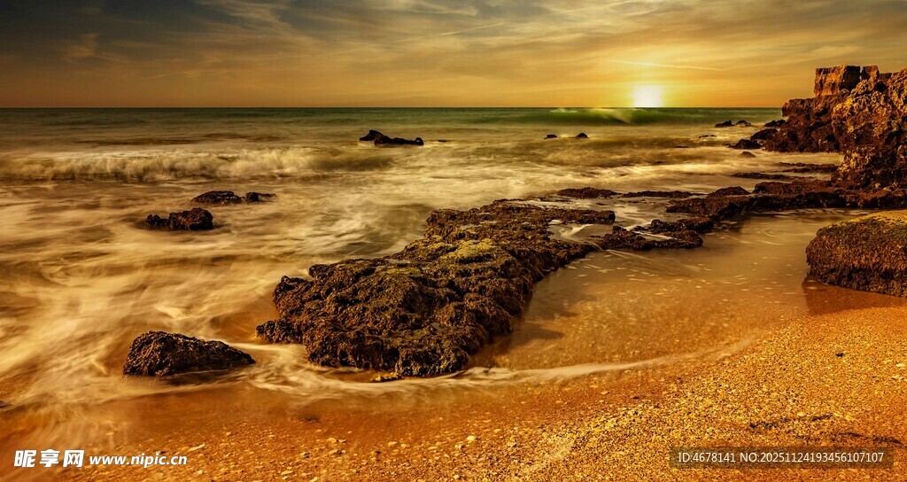 夕阳下的海边礁石美景