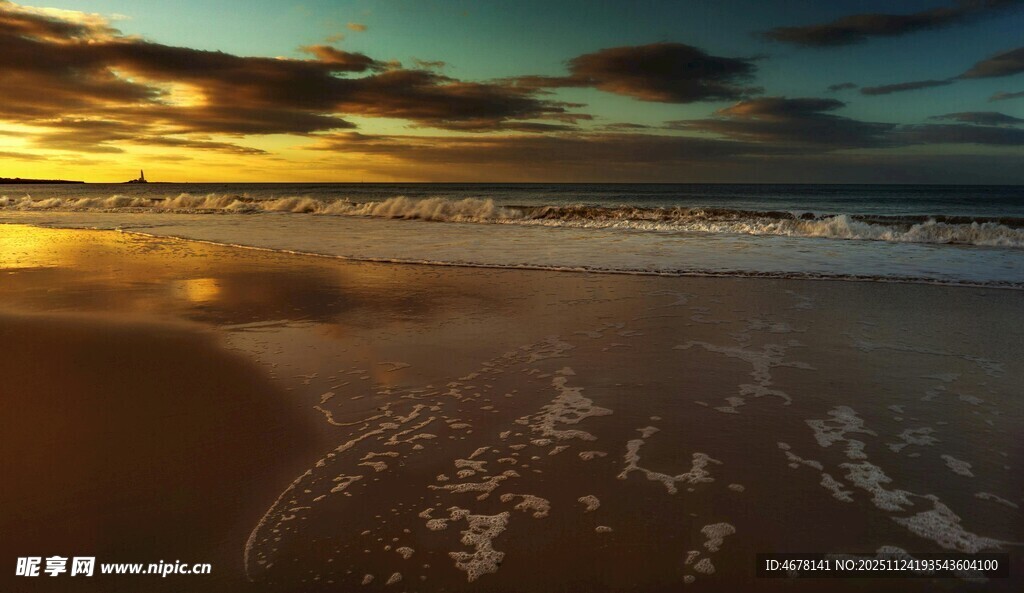夕阳下的美丽海滩风光