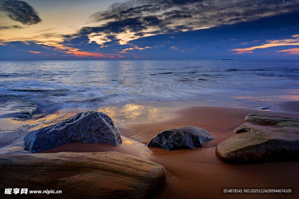 海边黄昏下的礁石美景