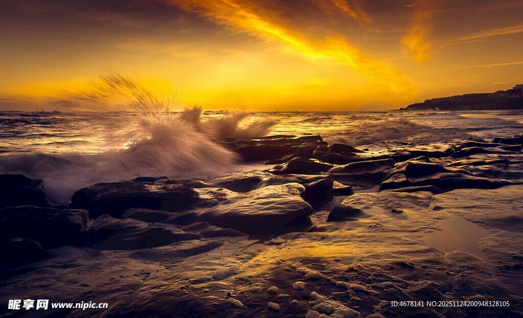 夕阳下海浪翻涌的壮丽景象