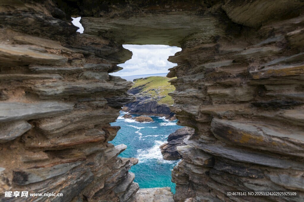 岩石缝隙间的碧海蓝天