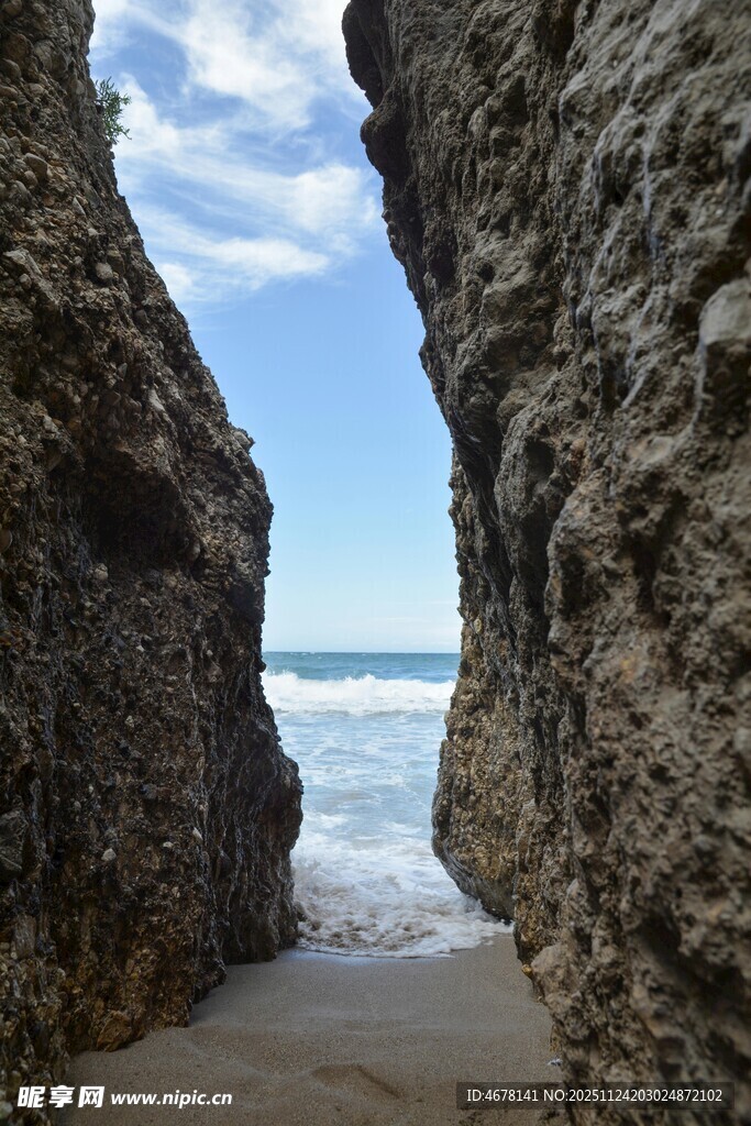 海边岩缝间的壮阔海景