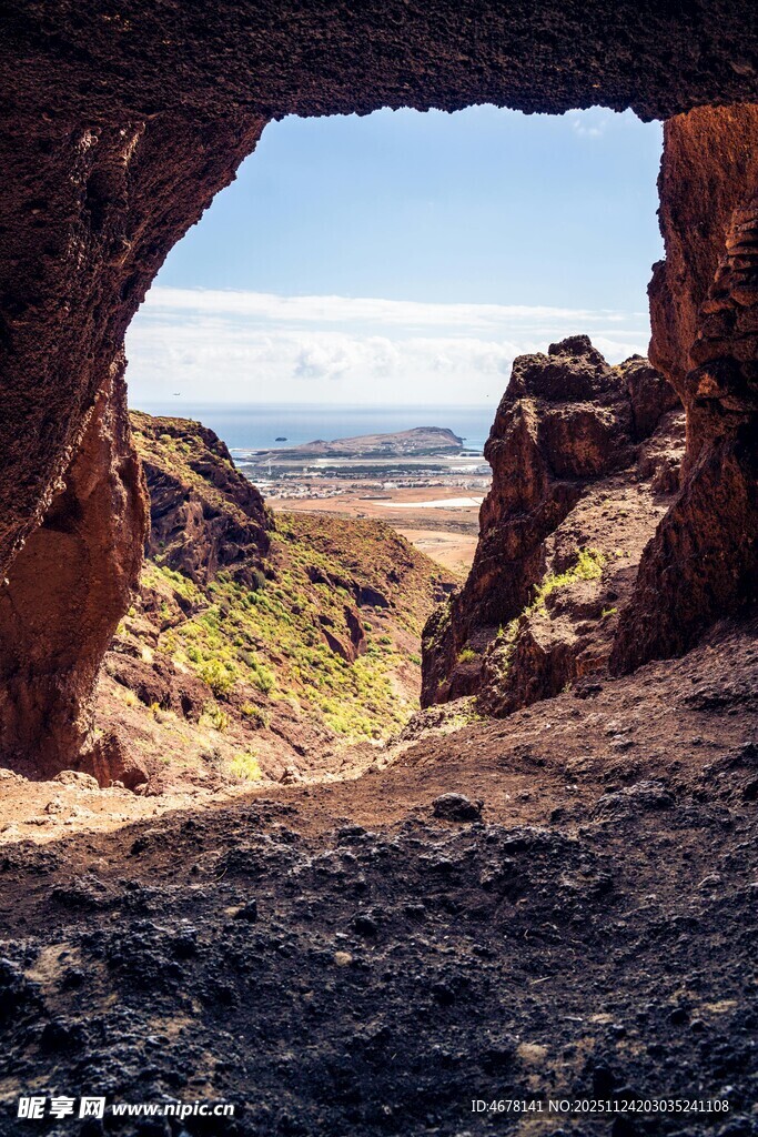 洞穴外的壮丽荒野景观