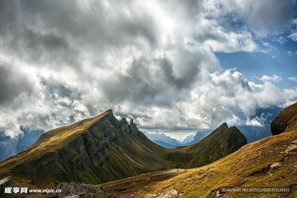 高山云海壮丽自然景观