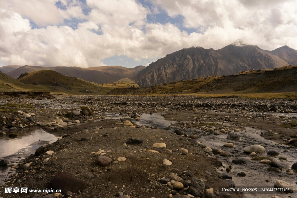山间碎石地壮丽自然景