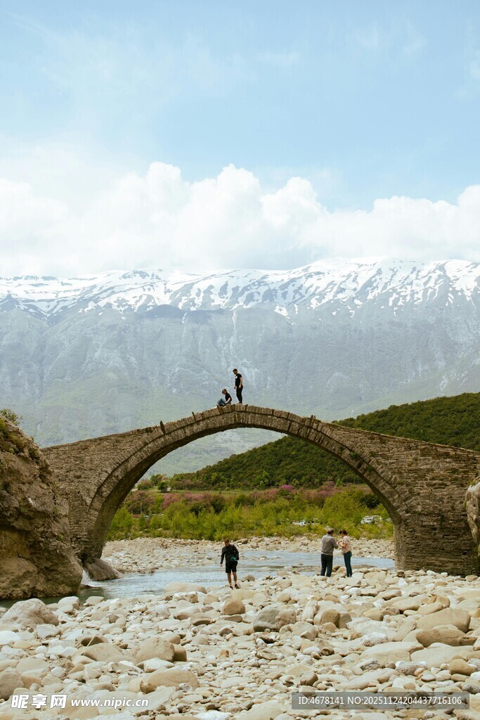 山间古桥与远足者