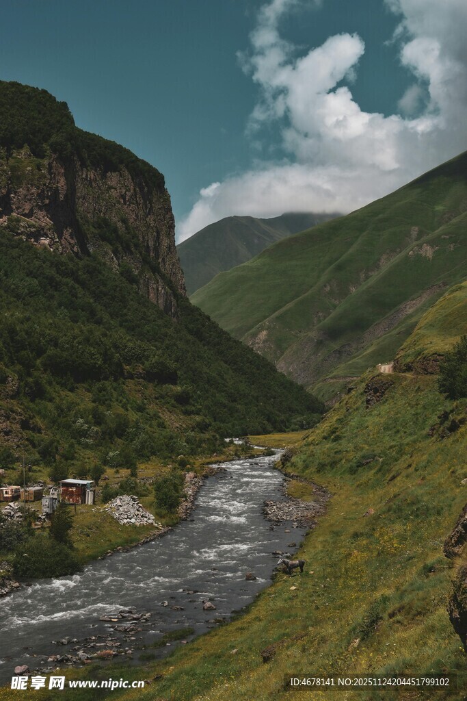 山间溪流伴青山美景