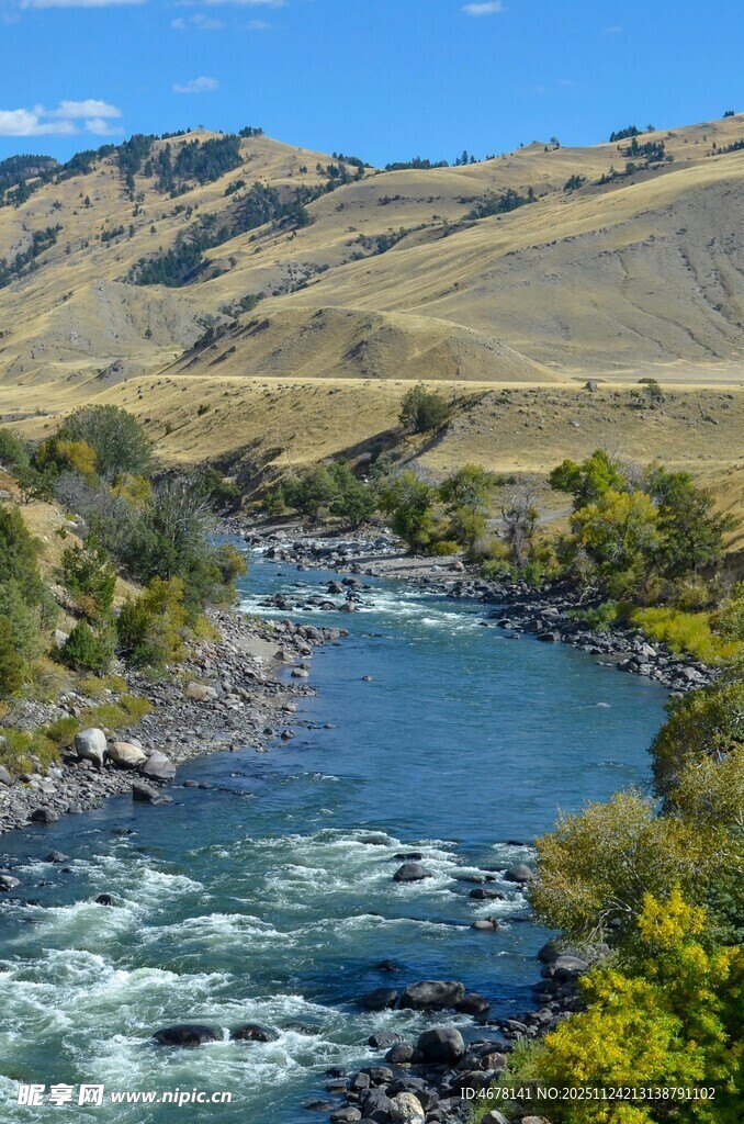 山间湍急河流自然美景