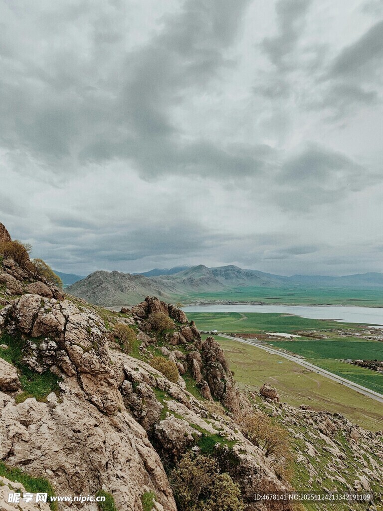山巅远眺下的壮阔风景