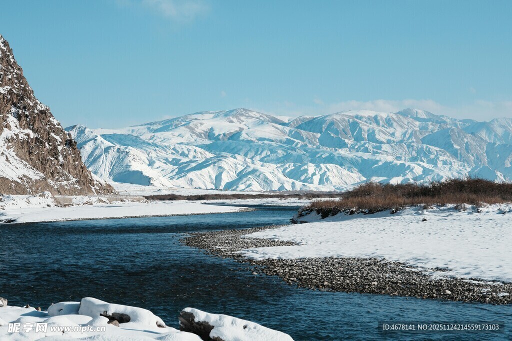 冬日河畔雪山美景
